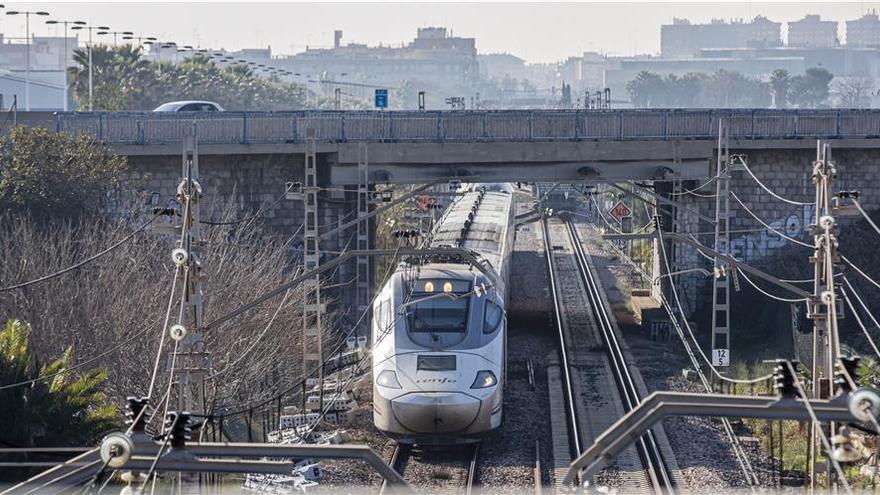 El primer Euromed &#039;rápido&#039; entre Castelló y Valencia se estrena con retrasos