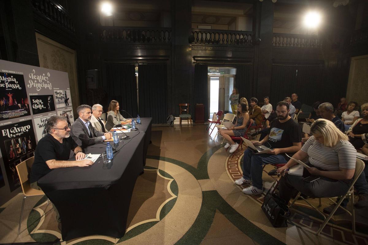 El director de Cultura, Sergio Arlandis, con Roberto García, Abel Guarinos y Marga Landete.