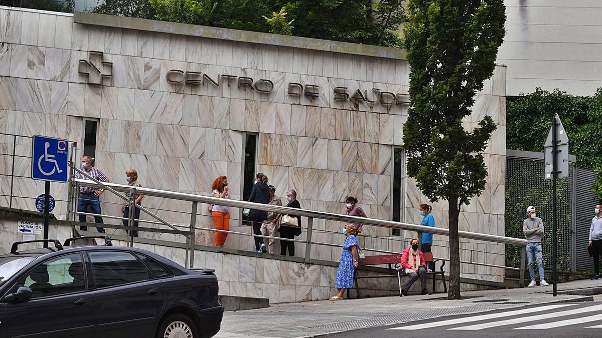 Ciudadanos hacen cola para acceder al centro de salud de O Castrillón, el pasado viernes. |   // VÍCTOR ECHAVE