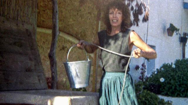 Judith, madre de Pamela Spitz, en Can Vicent Blai, en Portosalè, donde se instaló la familia.