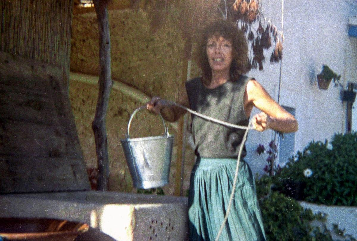 Judith, madre de Pamela Spitz, en Can Vicent Blai, en Portosalè, donde se instaló la familia.