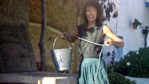 1. Judith, madre de Pamela Spitz, en Can Vicent Blai, en Portosalè, donde se instaló la familia. 2. Guggi Gavilanes, hermana de la autora, en la casa de Formentera. 3. Una carroza de protesta contra Chernóbil en el carnaval de Formentera, en 1987. 4. Las hermanas Spitz-Gavilanes en el camino de Alemania hacia el sur, en la autopista Brenner y frontera entre Austria e Italia. FOTOS: Archivo de Pamela Spitz