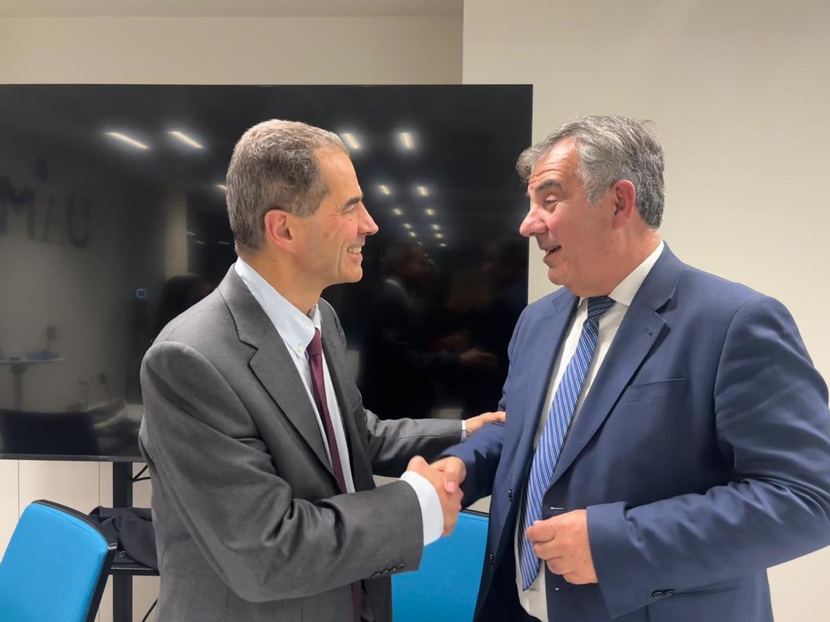 El consejero Juan María Vázquez, junto con el exministro portugués, Manuel Heitor.