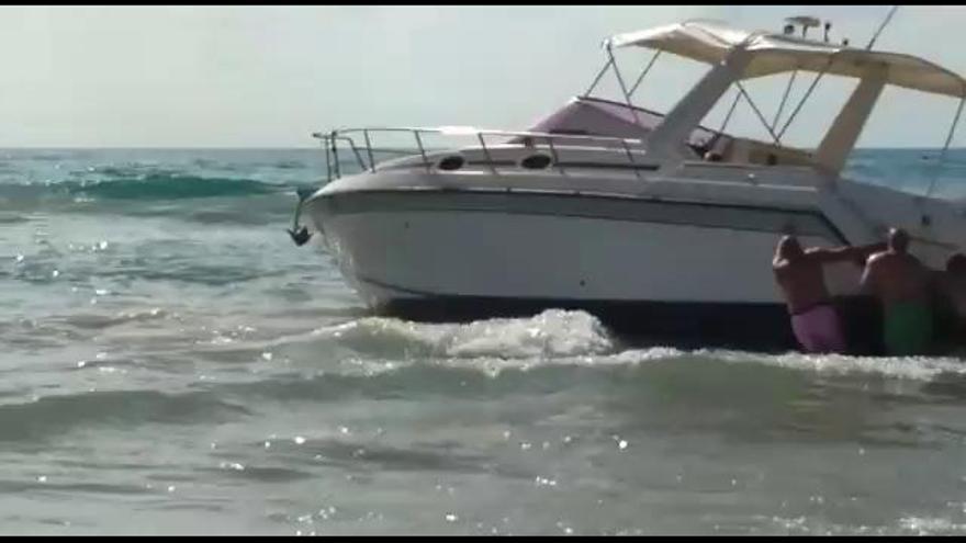 Una embarcación se queda encallada en la Playa de San Juan