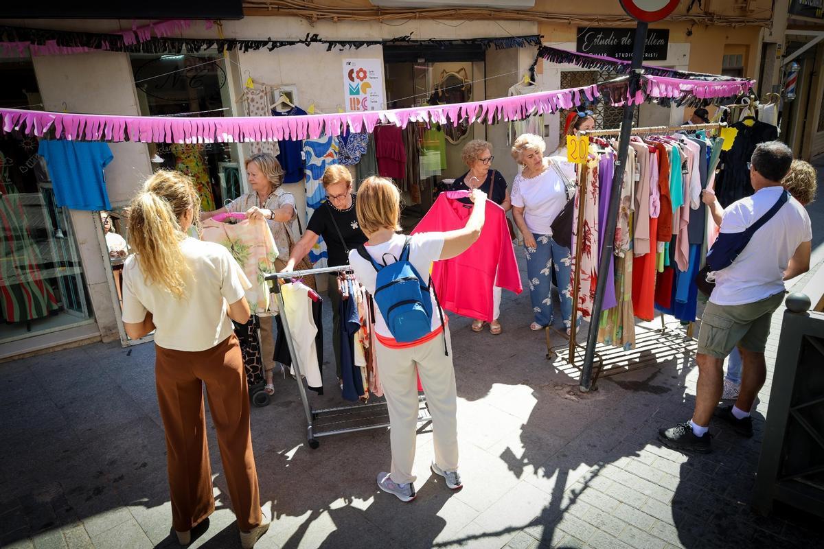 Vecinas de Torrent comprando en la nueva edición de 'Comerç al Carrer'.
