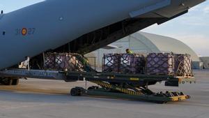 El A400 del Ejército del Aire cargando con los 10 contenedores de retardante