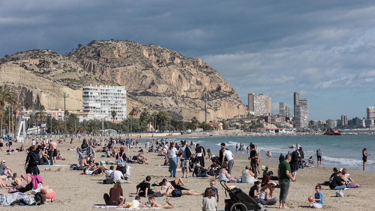 Decenas de personas el pasado febrero en la playa del Postiguet / HÉCTOR FUENTES