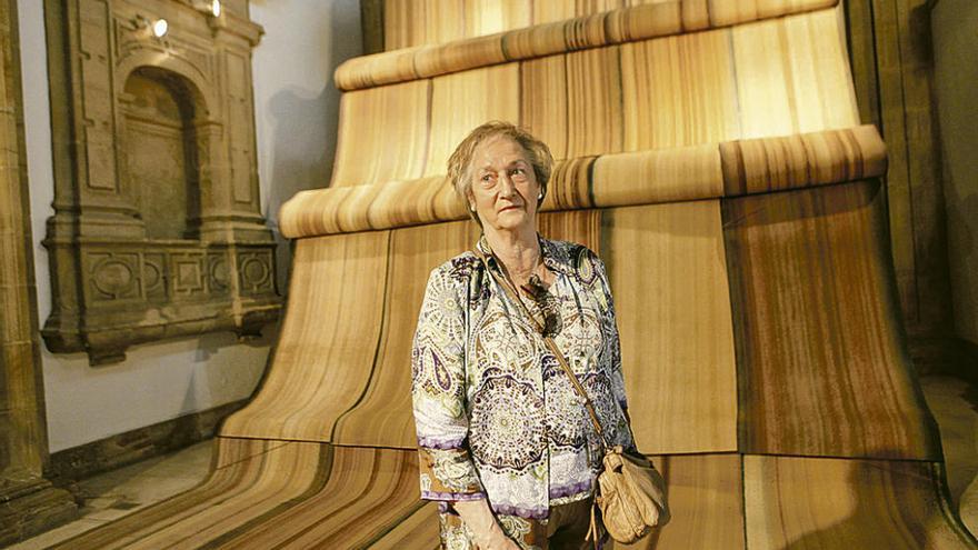 La artista Teresa Monforte, ayer, junto a su obra, en el interior de la capilla del Museo Barjola.