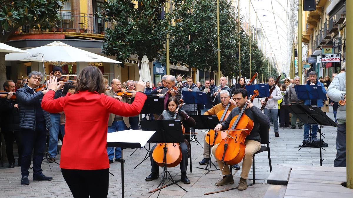 La Orquesta de Córdoba interpreta Adeste Fideles en la calle Cruz Conde