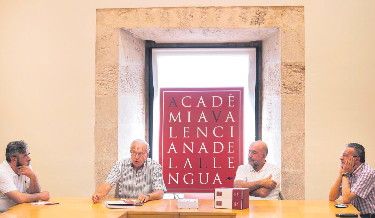 Els membres de la Comissió del Diccionari, Artur Ahuir, Rafael Alemany, Jordi Colomina i Josep Palomero, reunits la setmana passada a la seu