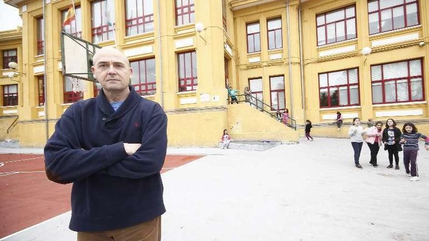 Antonio Leonardo Pastor, en el patio del colegio Curros Enríquez.