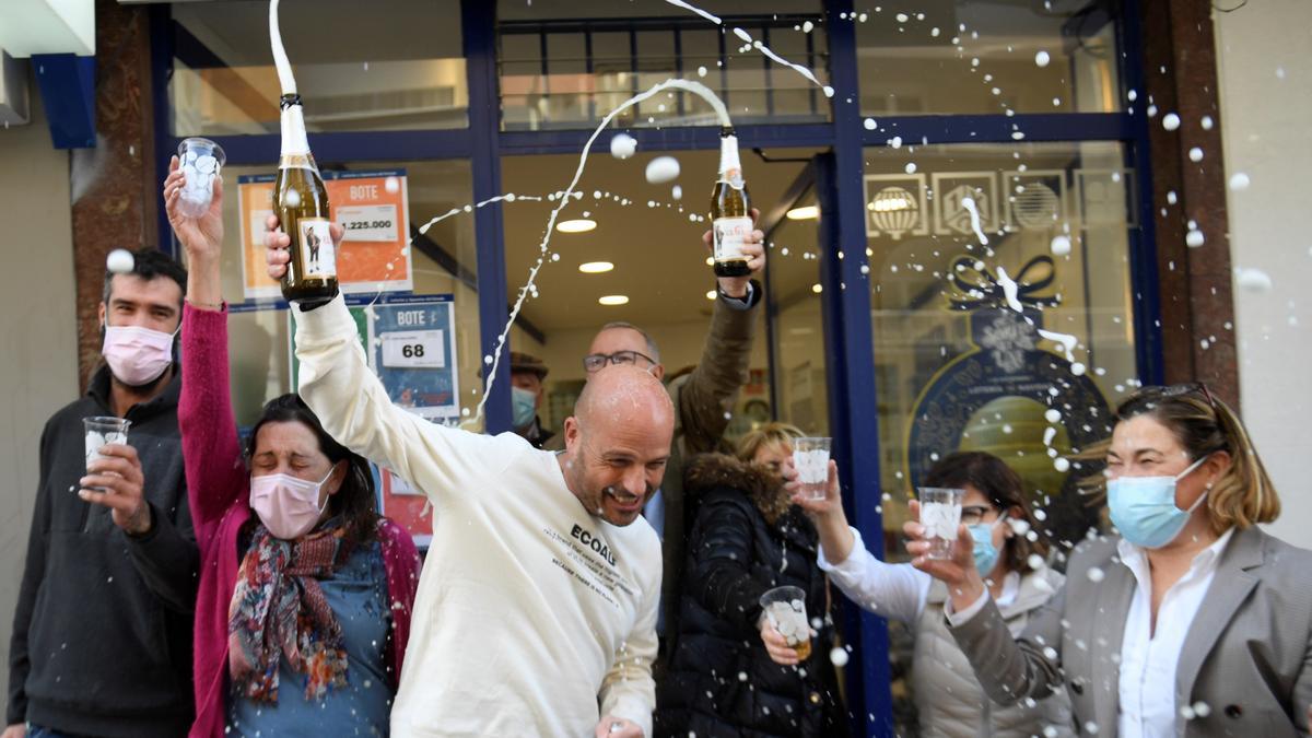 Celebración del cuarto premio en Oviedo