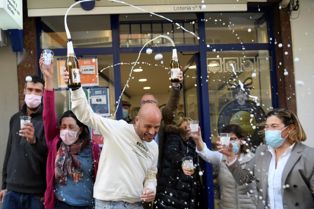 Celebración del cuarto premio en Oviedo