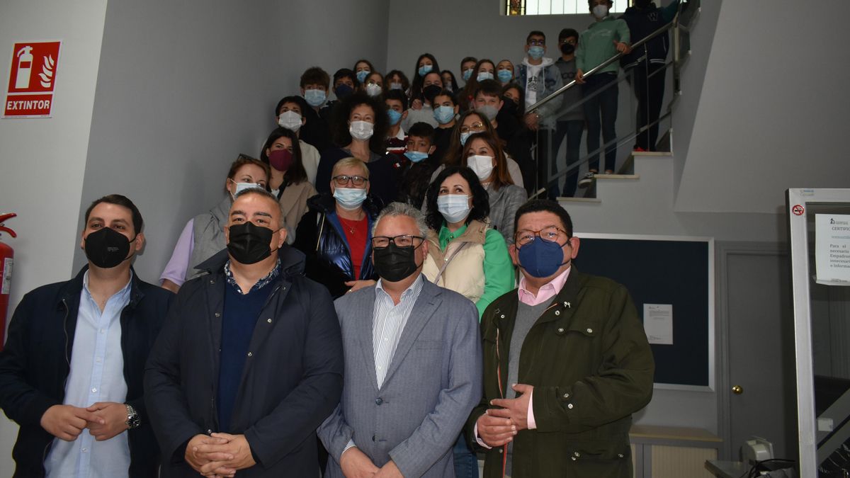 Los alumnos, con los profesores y los miembros de la Corporación.