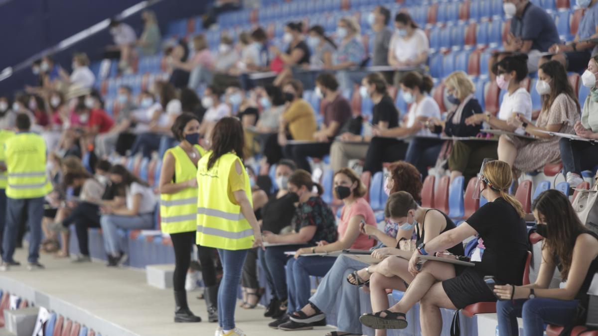 El estadio del Levante UD se convierte en una aula para 5.400 aspirantes a puestos de la Diputación