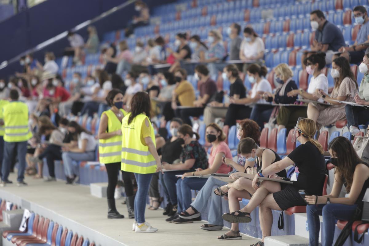 El estadio del Levante UD se convierte en una aula para 5.400 ...