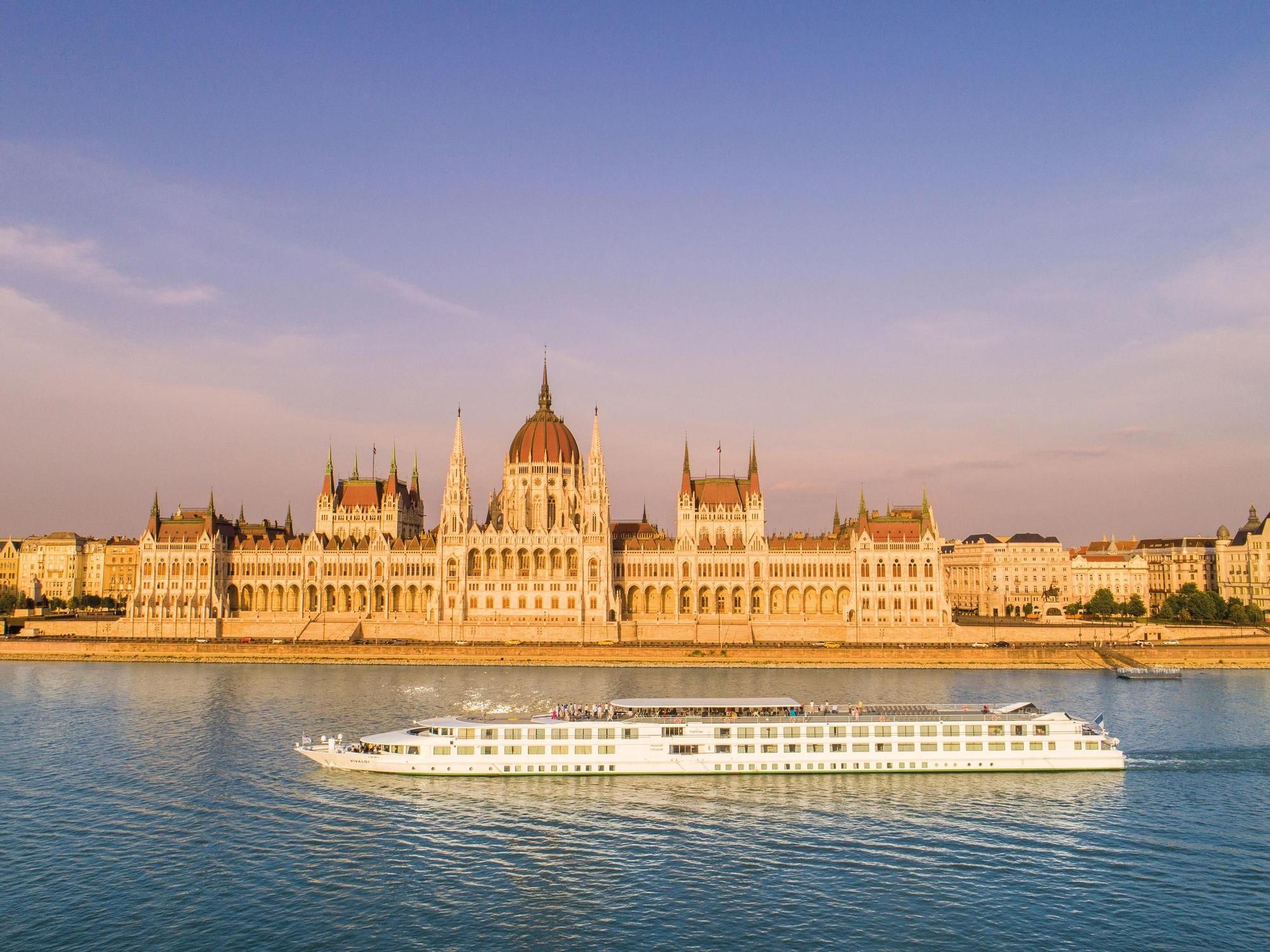 Barco MS Vivaldi de CroisiEurope navegando frente al Parlamento de Budapest