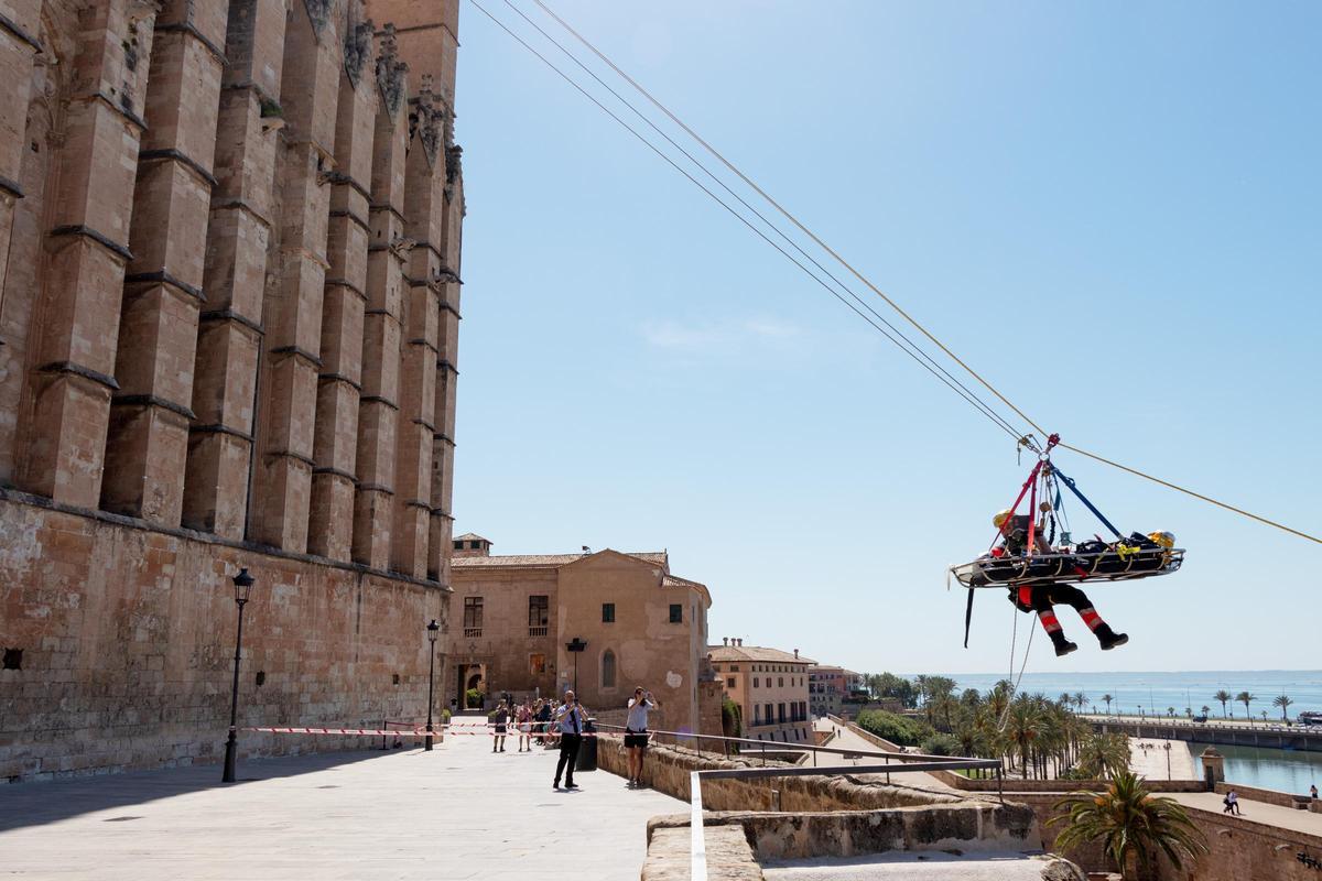 Tirolina desde las terrazas de la Catedral para rescatar a una víctima