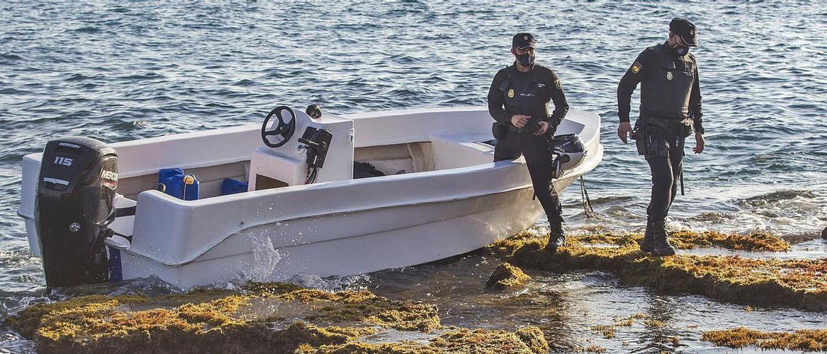 Policias Nacionales en una patera llegada a las costas de Alicante el pasado mes de marzo.