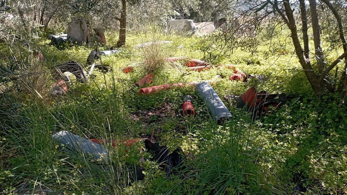 Algunos de los restos de las obras de la hiperronda, desmenuzados entre la naturaleza del Parque Periurbano de La Virreina, la semana pasada (ayer lunes seguían en el mismo sitio).