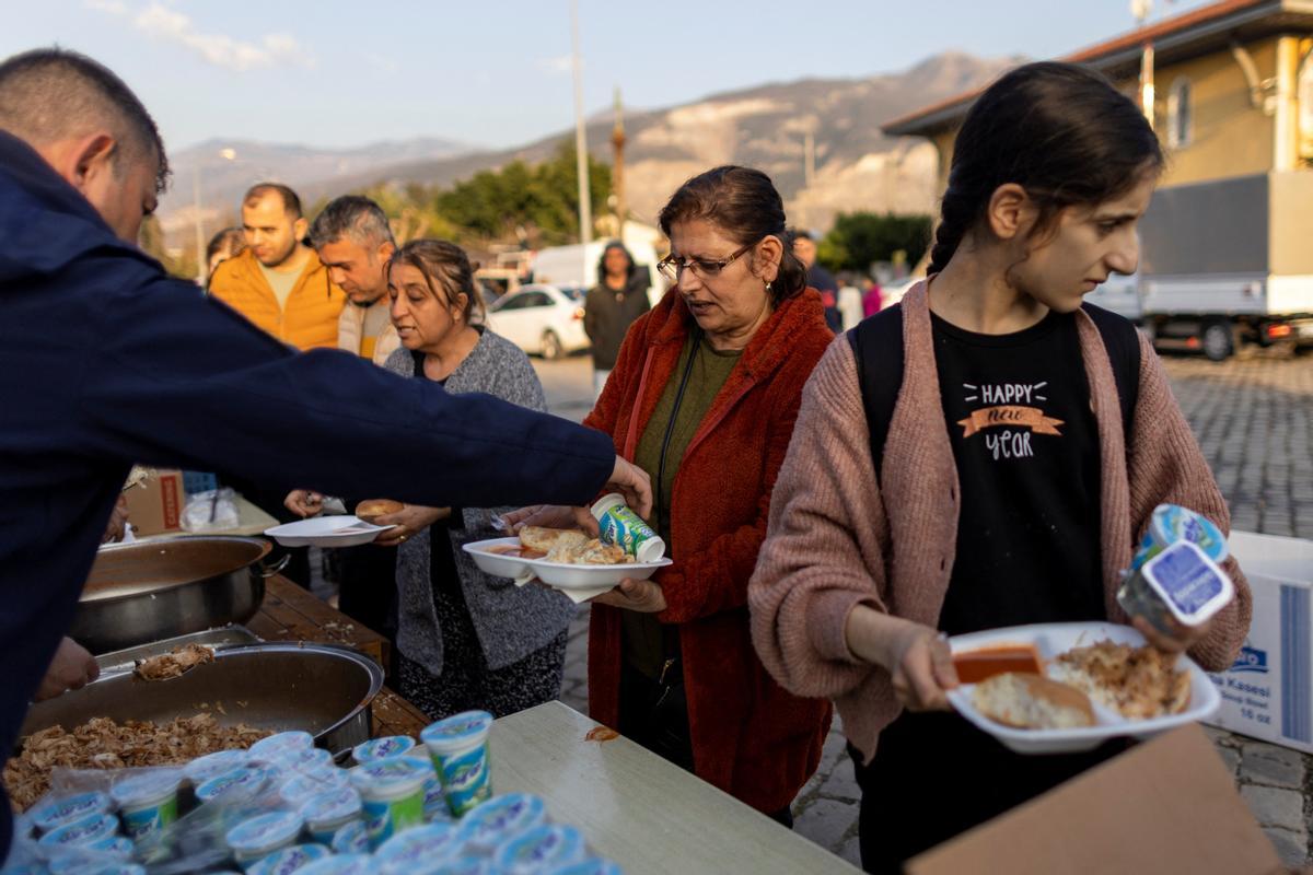 Vivir en un tren: la única salida de muchas familias tras el terremoto en Turquía