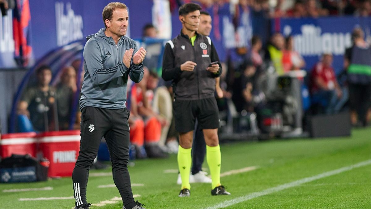 Jagoba Arrasate da instrucciones a los suyos durante el encuentro entre Osasuna y Barça en El Sadar
