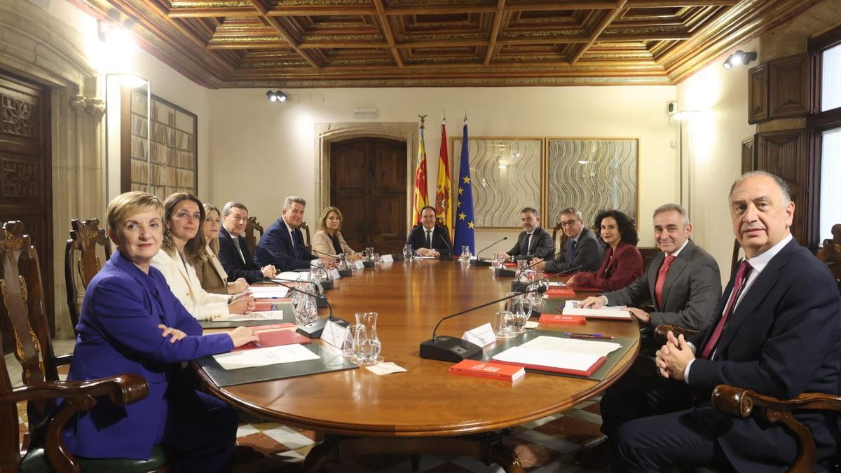 Primer pleno del nuevo Consell de Pérez Llorca