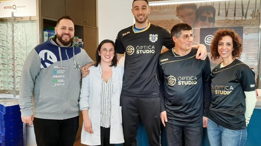 Rubén Ribeiro, en el centro, junto al entrenador del Cangas y personal de Óptica Studio. // G.N.