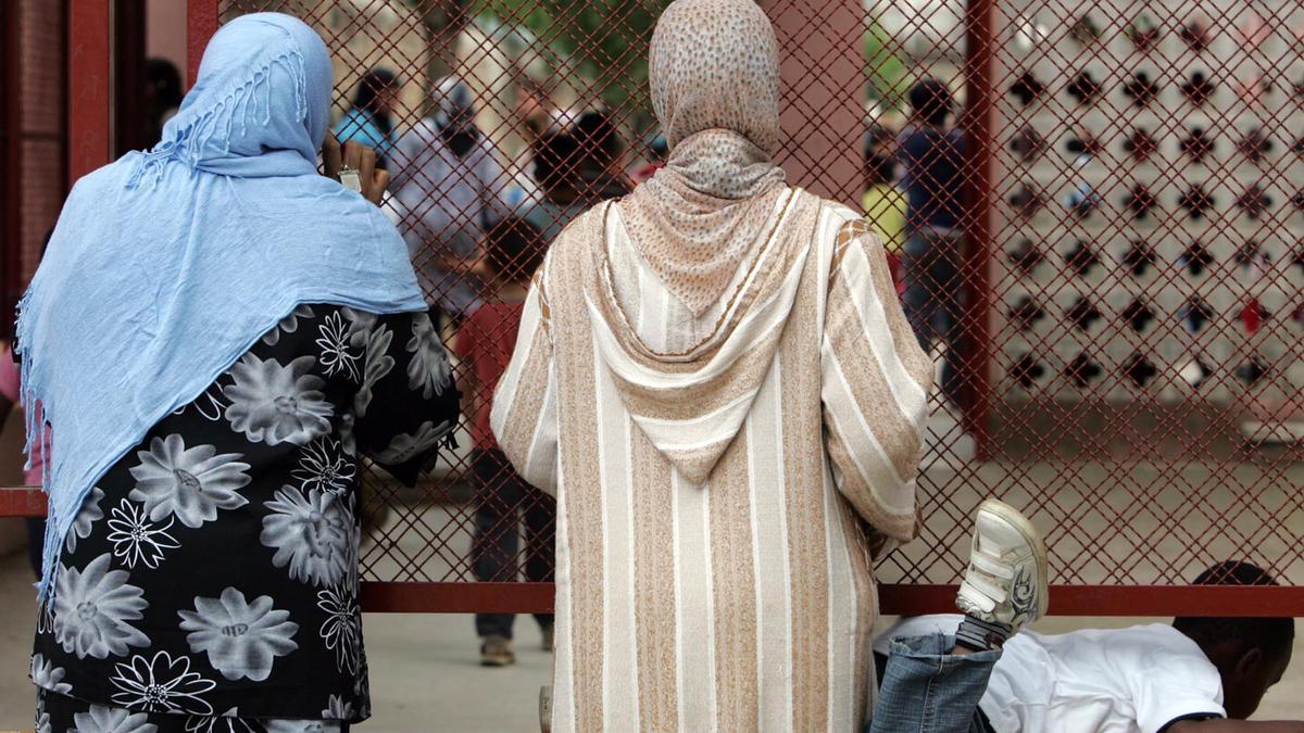Mujeres musulmanas con velo en una escuela