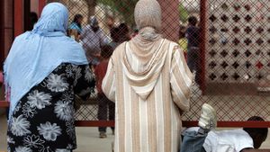 Mujeres musulmanas con un un velo en una escuela