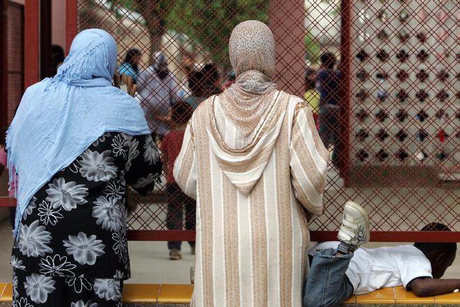 Mujeres musulmanas con un un velo en una escuela