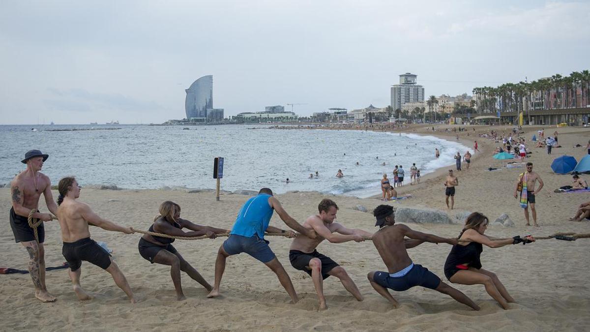 Un momento del juego del ’tira y afloja’ del último ’Dillertraining’ en la Barceloneta. 