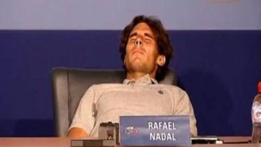 Nadal sufre un tirón en plena rueda de prensa