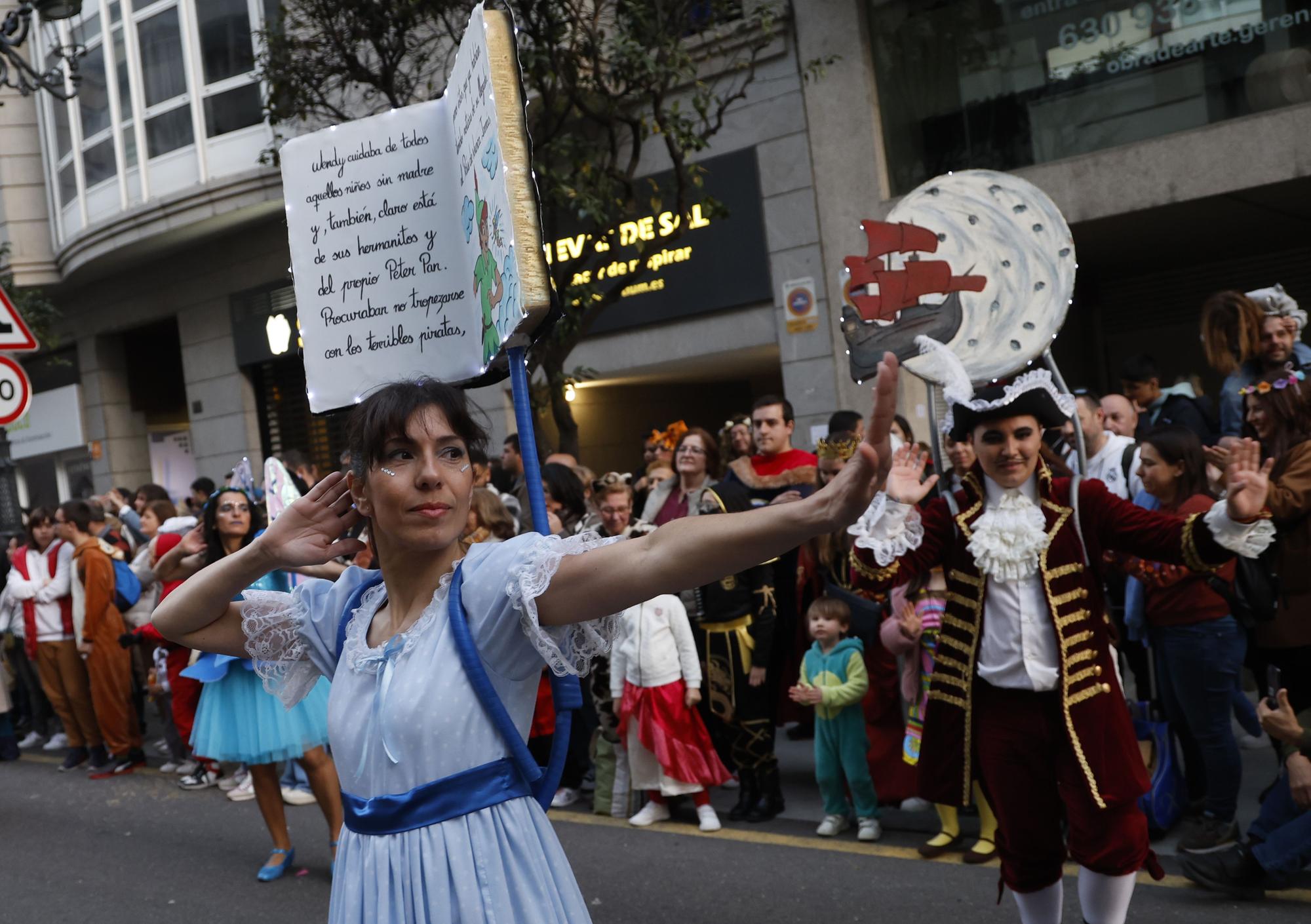 Máscaras, plumas y mucho brillo para disfrutar del fantástico mundo del entroido