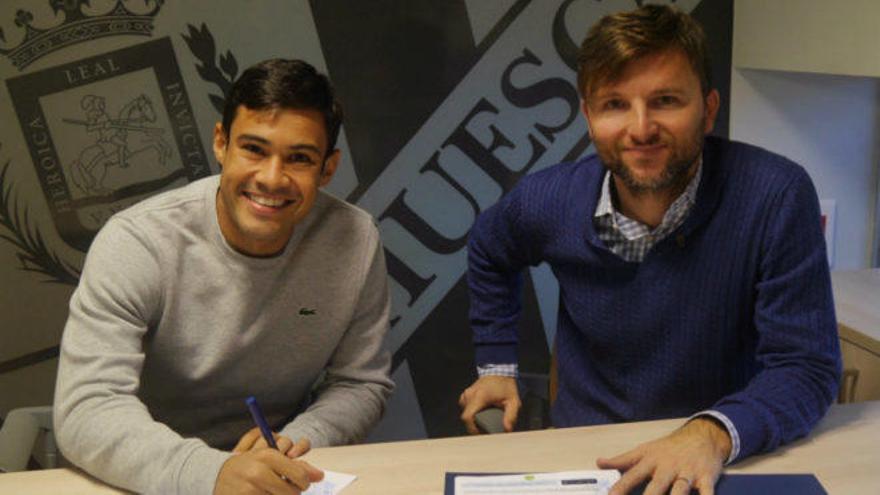 Vinícius, a la izquierda de la imagen junto a Lalo, director deportivo del club oscense, ayer en la firma de su contrato.