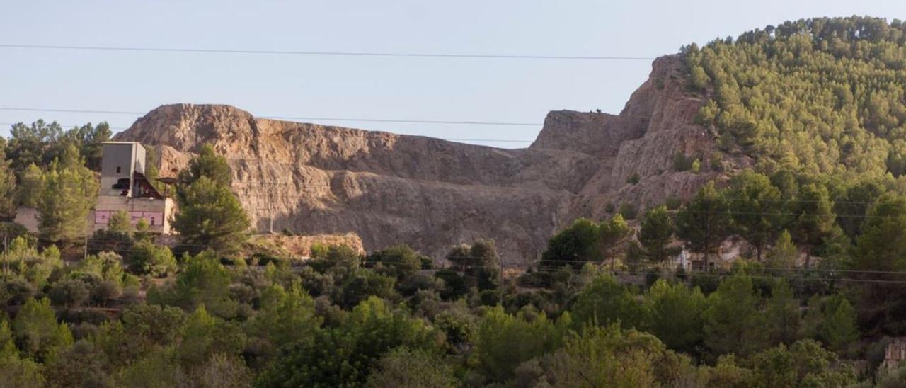 Imagen de la «mordida» que ha dejado en la montaña la explotación de sa Garrigueta Rassa. | PERE JOAN OLIVER