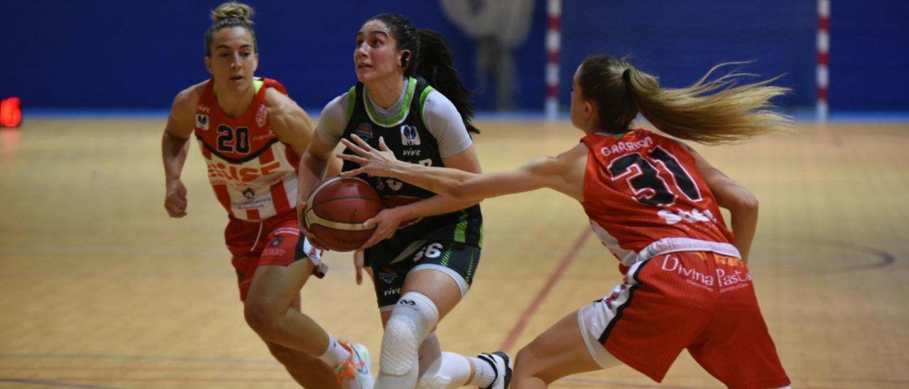 Carlota Menéndez entra a canasta en un partido de la pasada temporada.