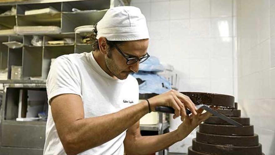 Maties Miralles, en Es Forn preparando el Pastís Soca antes de exhibirlo en Nupcial.