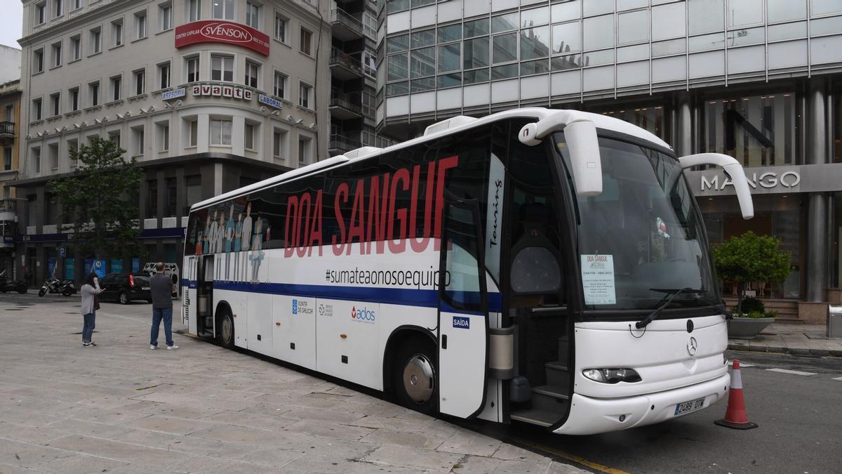 Unidad móvil de donación de sangre en el Obelisco