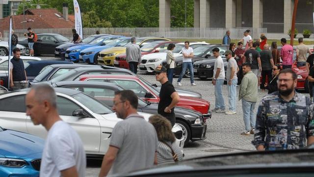 La Praza de Galicia de Lalín, en el entorno del consistorio, sirvió ayer de punto de encuentro para los participantes de la concentración de turismos BMW que organizó LAKDD. Tras un café, la comitiva partió hacia la localidad costera de Sanxenxo, para estacionar junto al Club Náutico y diLa Asociación de Mulleres de Silleda organizó este viernes en su sede una degustación de arroz a la milanesa con osobuco elaborado por Laura Emanuelle. Contó con la participación de 25 personas.sfrutar de un aperitivo y comida. La jornada remató a media tarde en la Praza de Fefiñáns en Camabados, a media tarde. Como en anteriores ediciones, los y las participantes pudieron disfrutar de música, sorteos, premios directos y diversas sorpresas. El arranque de la concentración atrajo a la zona de O Regueiriño a decenas de vecinos y visitantes.