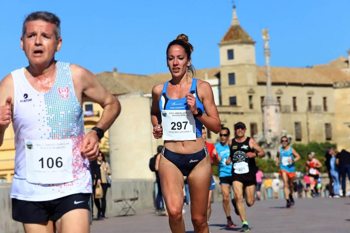 La ganadora femenina, Virgina Moya, en el centro, durante el recorrido.