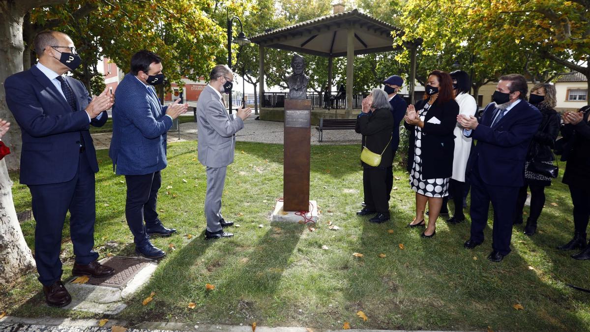 En el acto celebrado este viernes se ha inaugurado un busto de Pradilla (a la izquierda del mismo Javier Lambán y a la derecha la nieta del pintor, María Inés Pradilla).