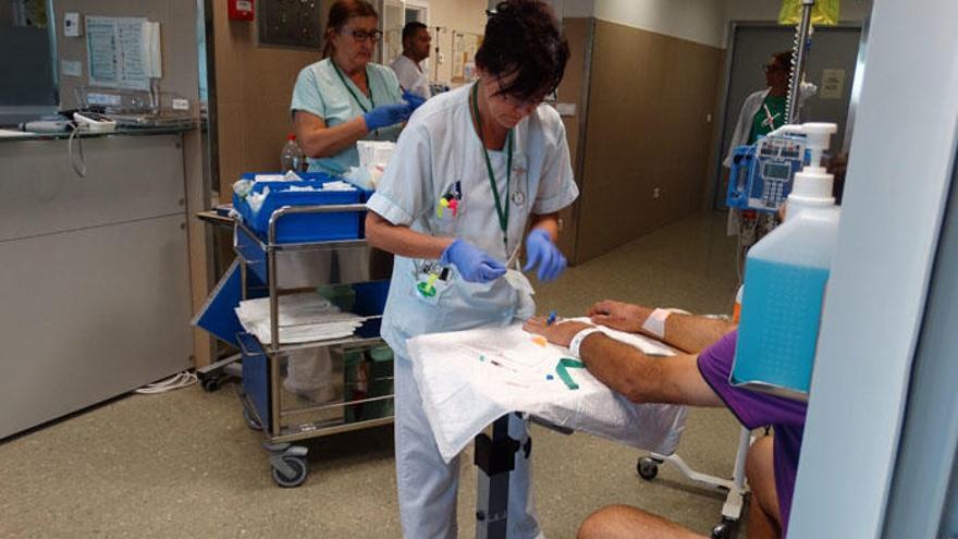 Una enfermera atiende a un pciente en el Hospital Comarcal Costa del Sol.