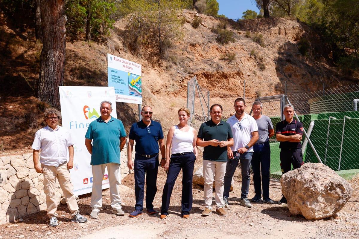 La visita al nuevo depósito de agua para los regantes en Finestrat.