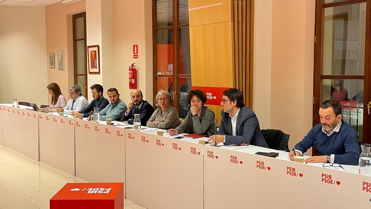 Iago Negueruela durante la reunión de la ejecutiva socialista de esta tarde.