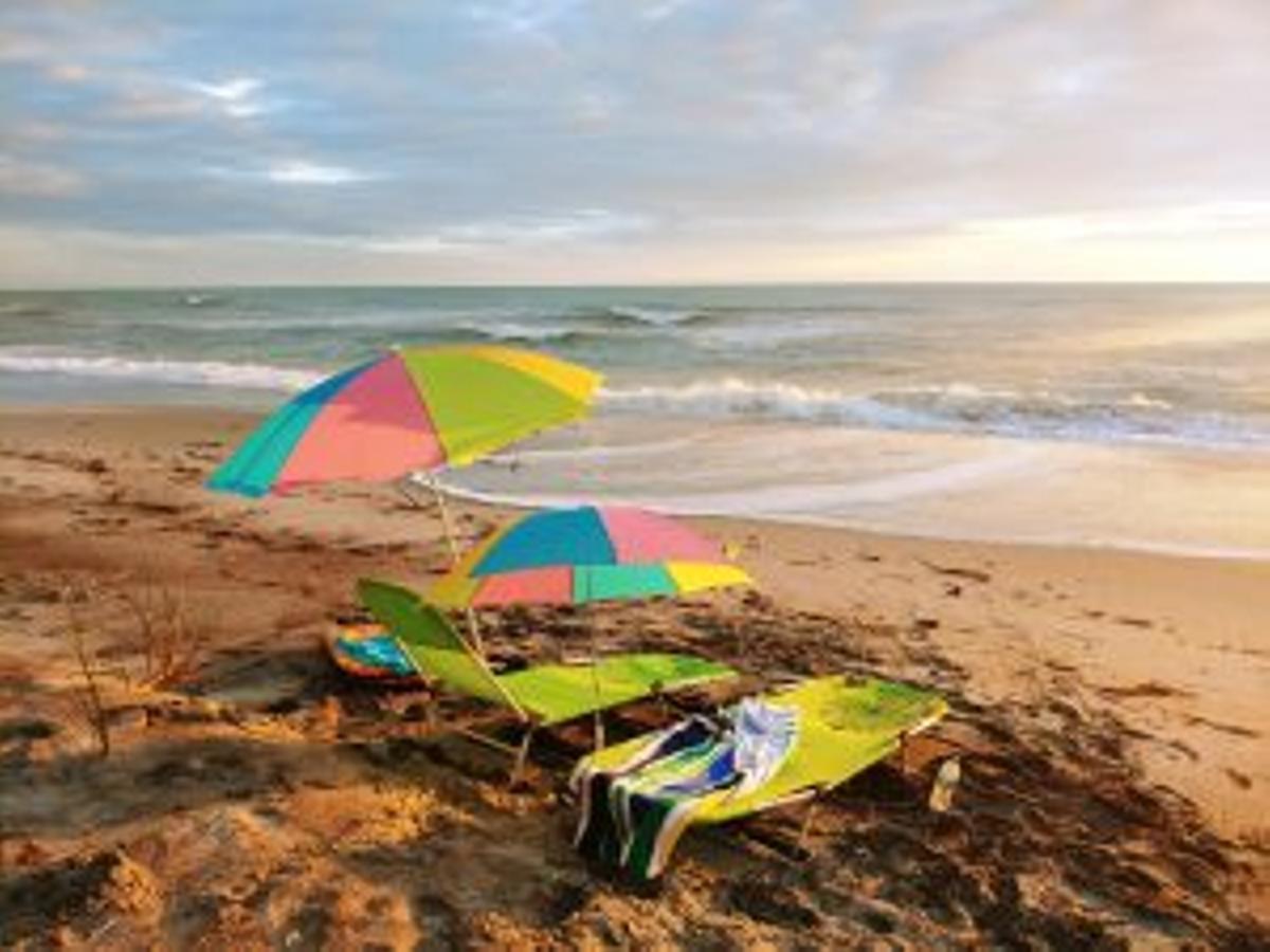 sombrillas hamacas playa concepto verano ia generativa