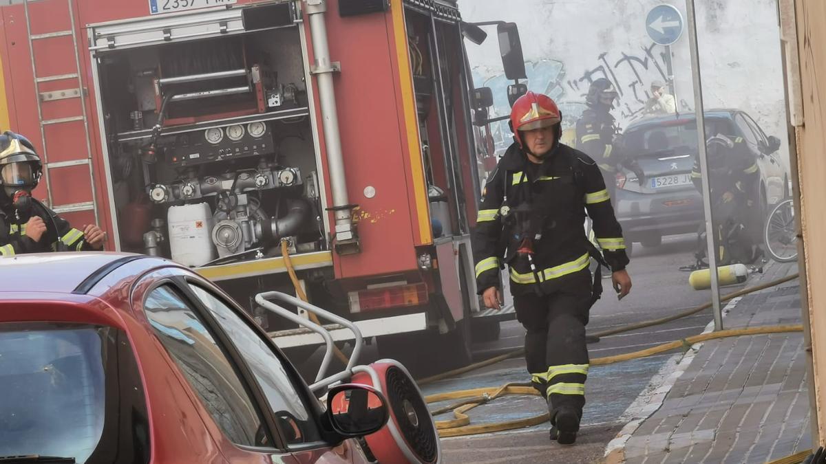 Un bombero en la calle San Roque