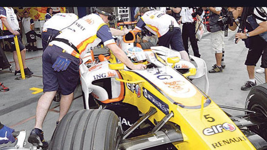 Fernando Alonso, con el Renault con el número 5, en 2005.
