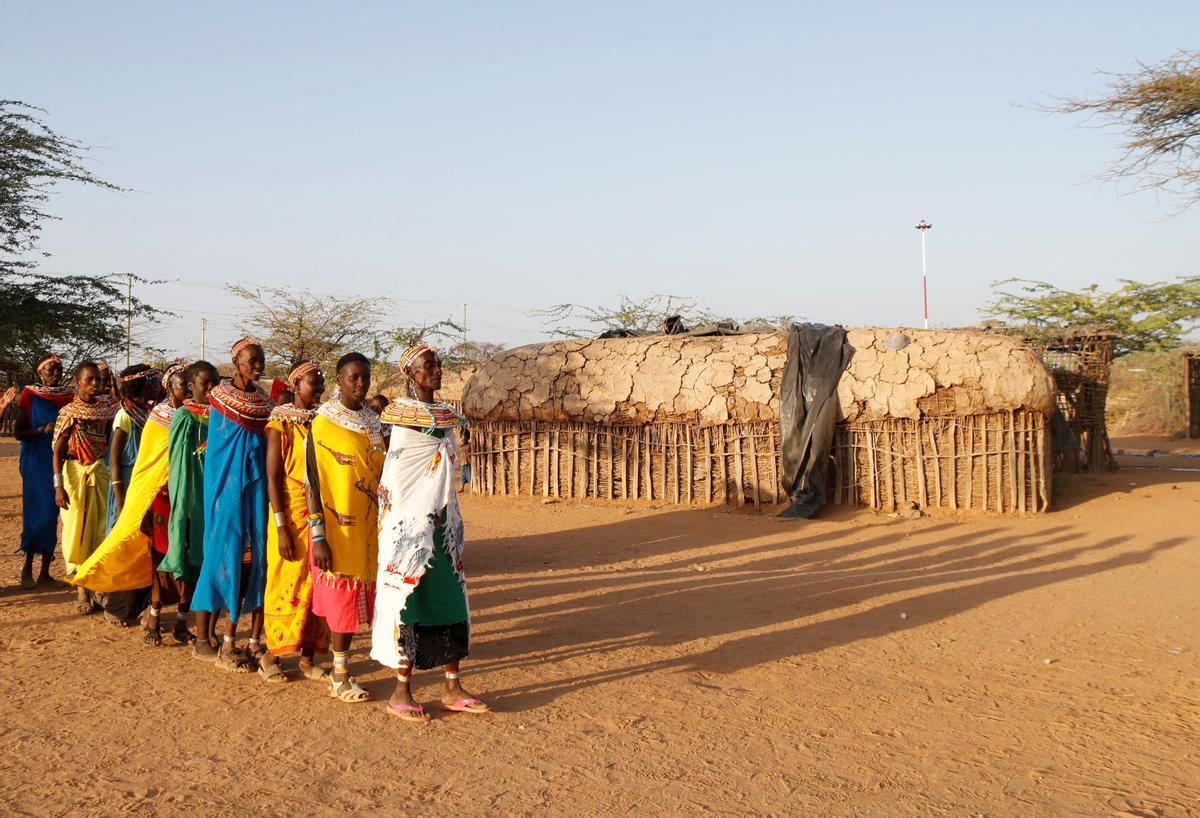 Las mujeres de la tribu Samburu que escaparon de la mutilación genital femenina y otros tipos de violencia de género hacen adornos tradicionales en la aldea de Umoja donde los hombres están restringidos, en Kenia