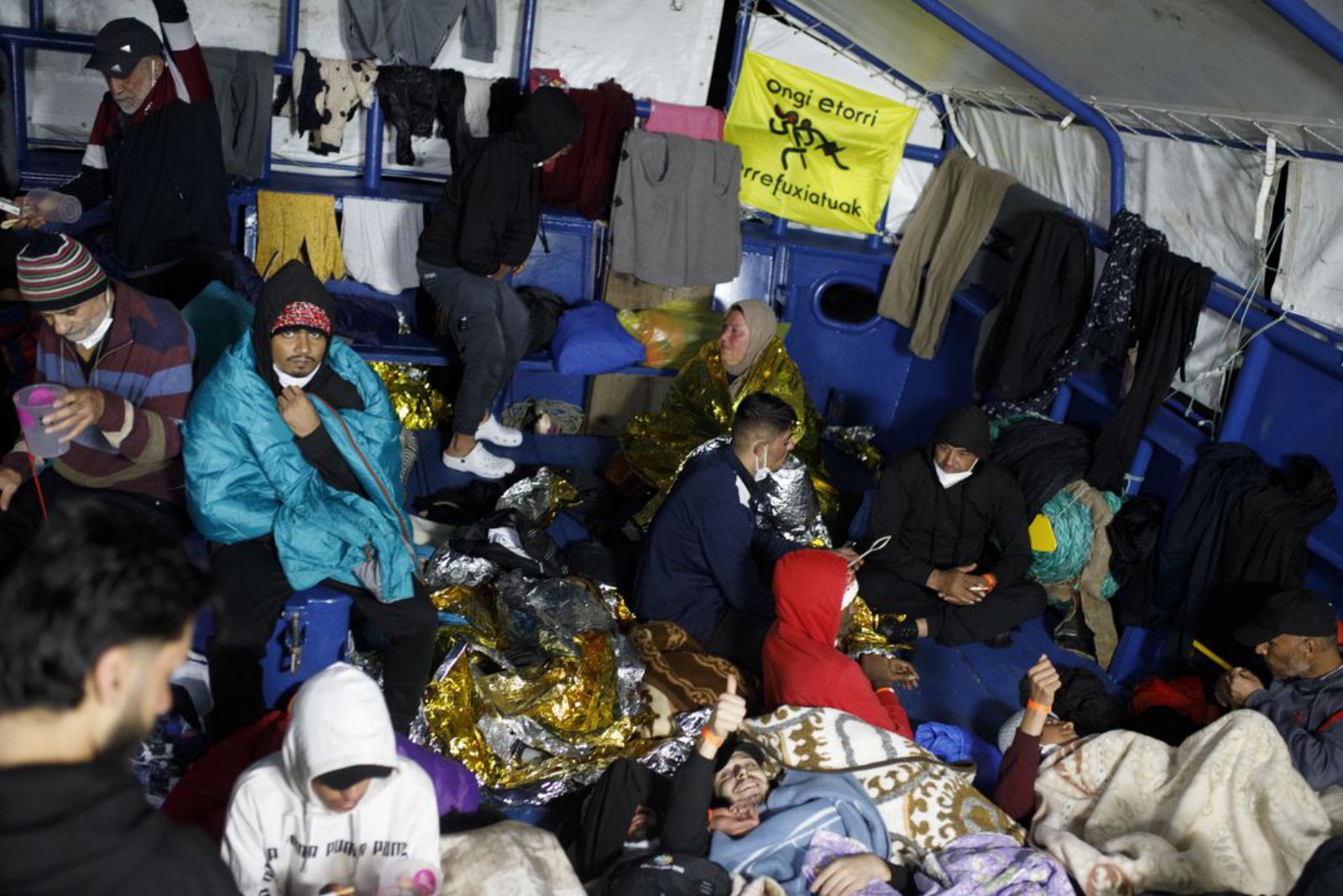 Algunes de les persones rescatades descansant ala zona habilitada a la popa del vaixell de l’ONG del País Basc.